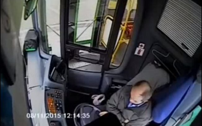 Elaludt a buszsofőr – durva videó a karambolról!