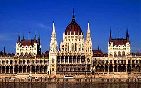 Az alaptörvény negyedik módosítását kezdi tárgyalni a parlament