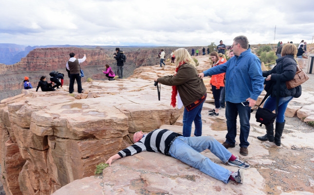 60 métert zuhant egy idős turista a Grand Canyonba