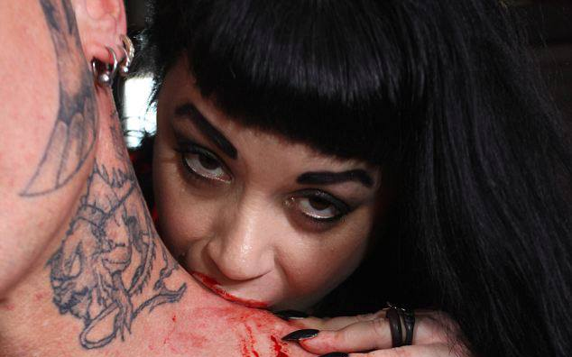 30 éve szívja a vért: havonta 2 liter a vámpírnő fejadagja