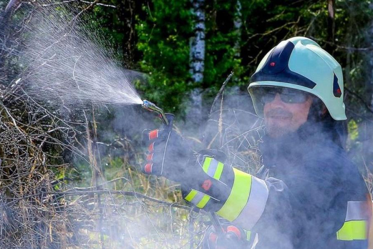 Egy hektárnyi szemét égett Adonynál