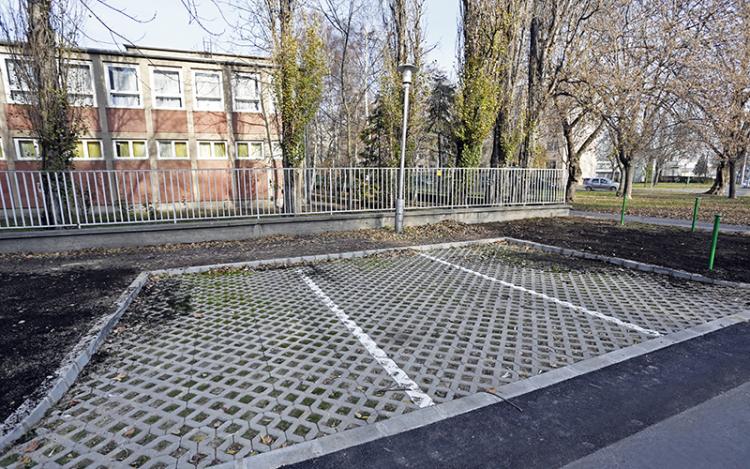 Parkolóhely bővítés Adyvárosban 
