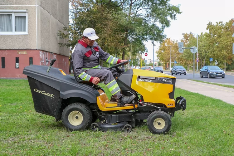 Kezdődik a fűnyírás a zöldterületeken