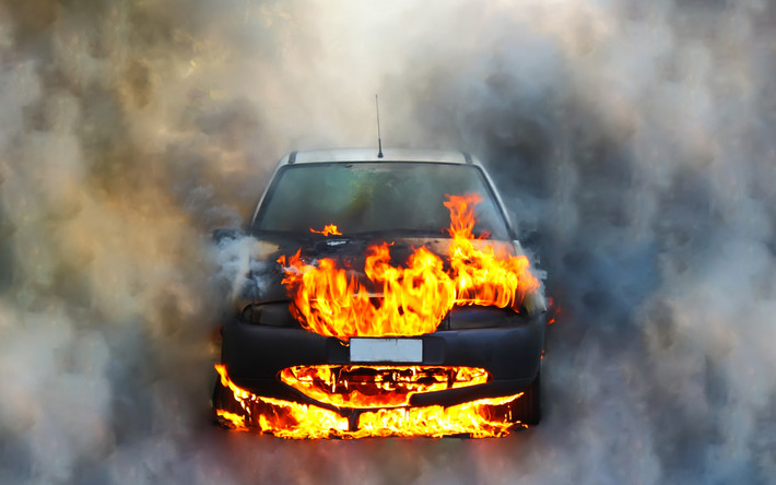 Kigyulladt egy autó az M1-es autópályán 