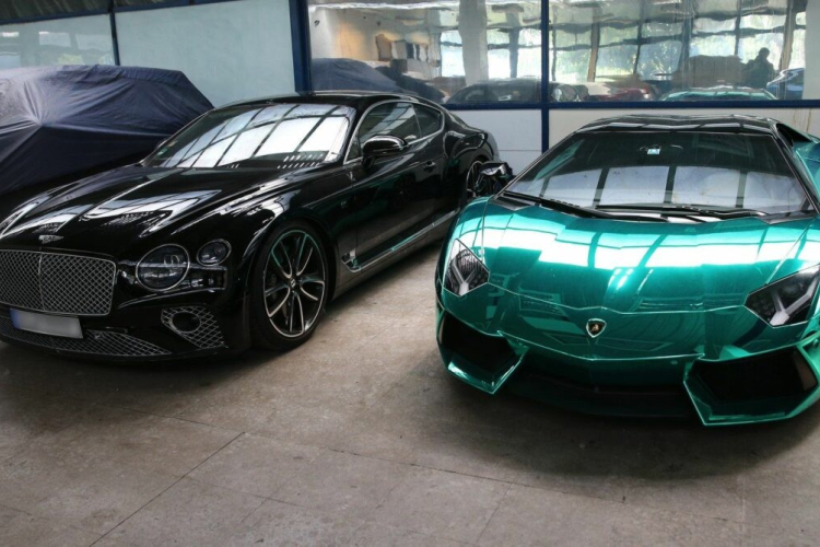 Lamborghiniből vádlottak padjára ül a „sajtkirály”
