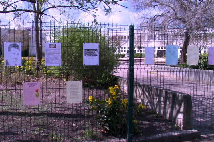 Színes lapokra írtak verseket a diákok a költészet napján