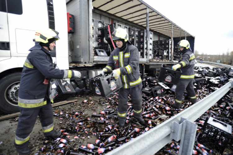 Sörrel teli kamion rakománya borult az M0-s autóútra, az egyik kanyarban