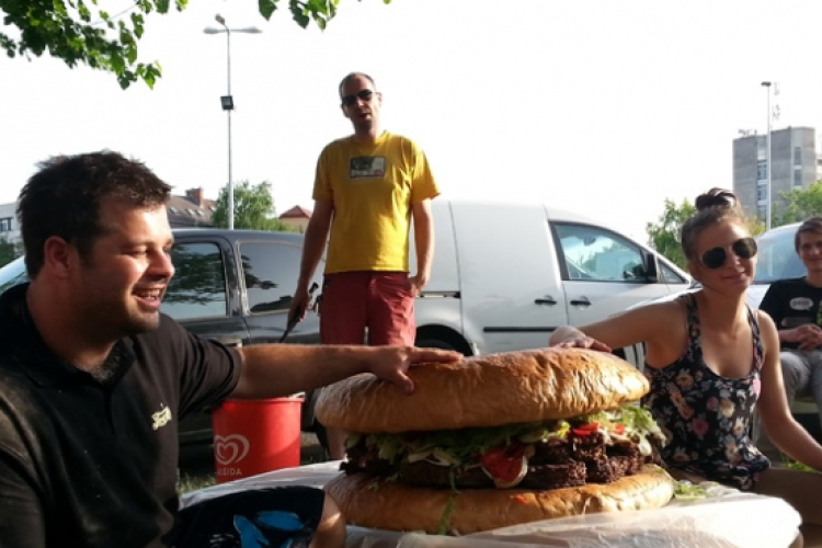 Óriás hambureg és jótékonysági evőverseny