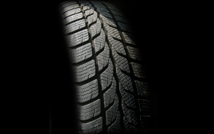 Nyári gumi vs. négyévszakos gumi: Melyik a jobb választás autód számára?