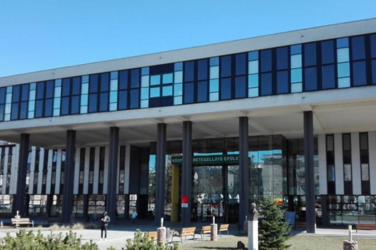 Újszülöttet hagytak a miskolci kórház bejárata melletti inkubátorában