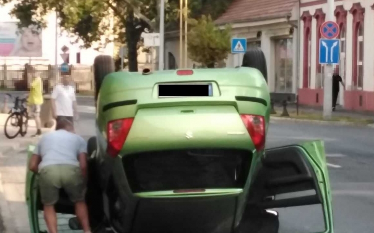Felborult egy autó Győrben