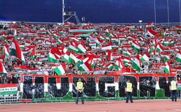 Román-magyar - A labdarúgók fizették a vonattal utazó magyar szurkolók jegyét