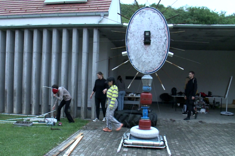 Hulladékból ereklyetartó