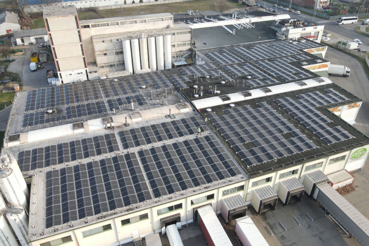 Kétezer napelemet telepítettek a Ceres ZRt. üzemének tetejére