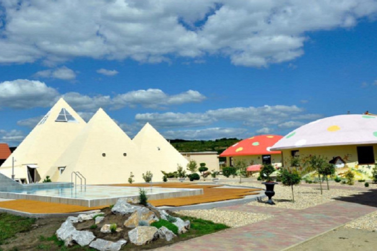 390 millió forintért eladó a demjéni Piramis fürdő