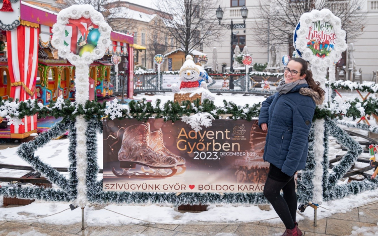 A győri adventi vásárban hangolódtak az Egyetem magyar és nemzetközi hallgatói