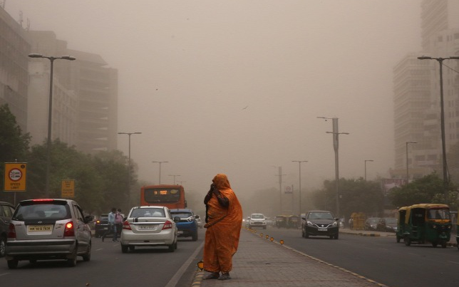 77 ember halt meg egy homokviharban