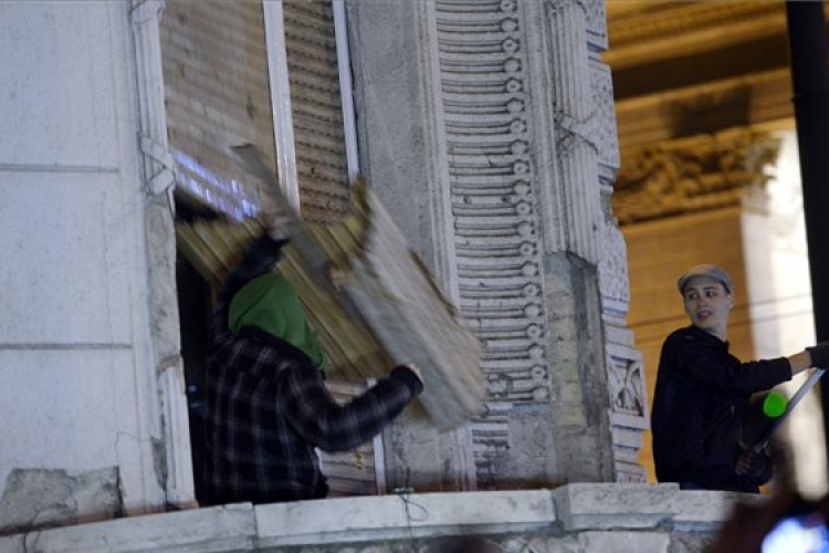 A tüntetés lezárása után erőszakos cselekmények történtek a Fidesz-székháznál - FRISSÍTETT 