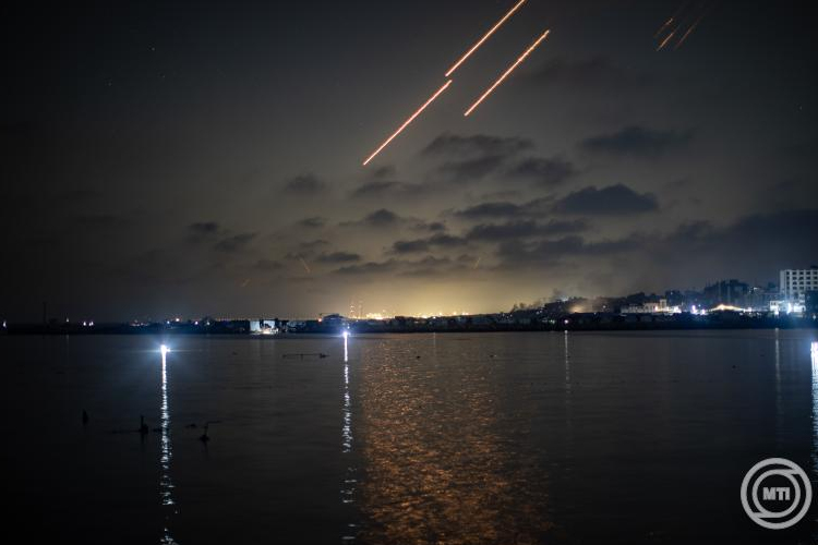Izraeli légicsapások – Irán péntek este két hullámban ballisztikus rakétákkal támadta Izraelt