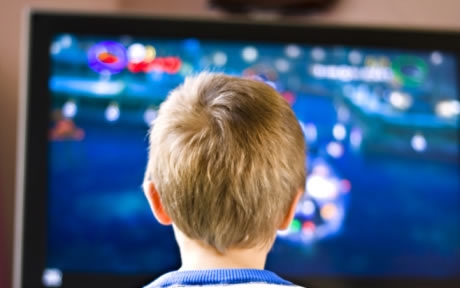 A túl sokat tévéző gyerekekből antiszociális felnőttek válhatnak