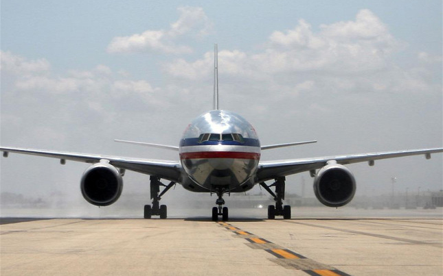 A repülőn folyt el a magzatvíze