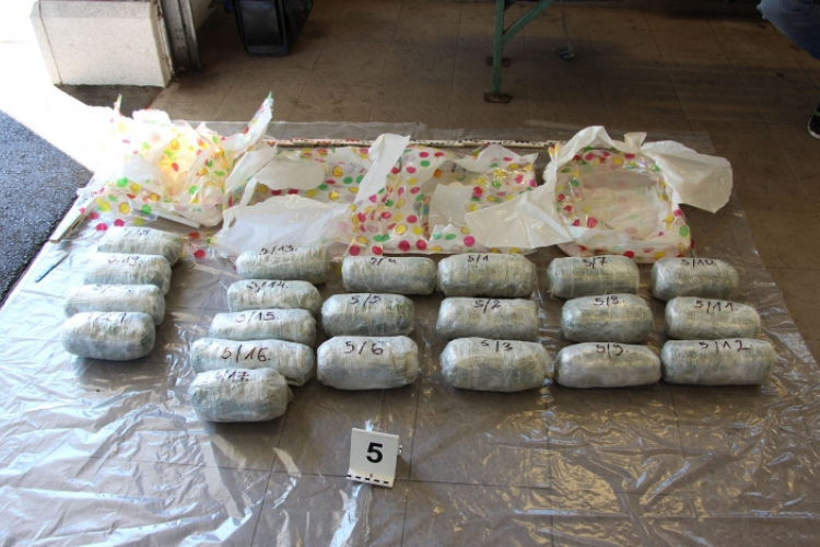 Kilószámra próbálták csempészni a marihuánát Röszkénél