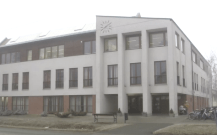 Nyakon szúrta osztálytársát egy első osztályos gyerek Sándorfalván