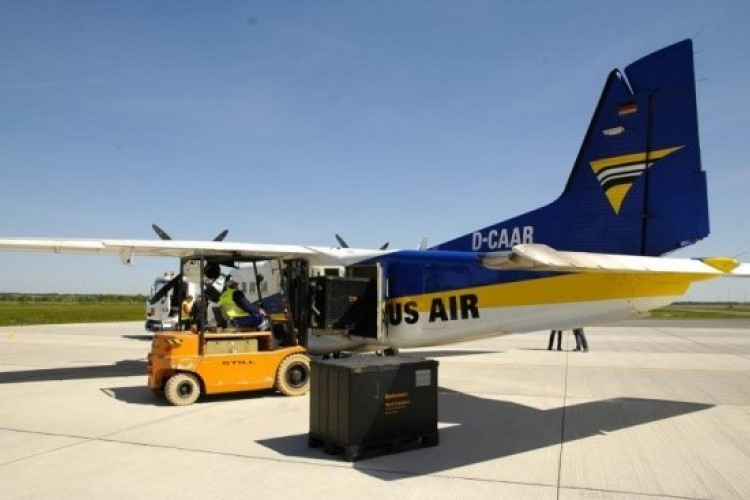 Munka a kánikulában: 55 fokos a beton a péri reptéren