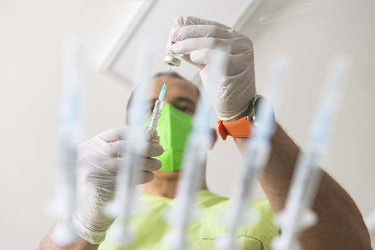 A 80 év felettieket részesíti előnyben a módosított olasz oltási kampány