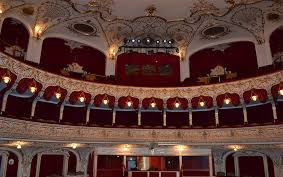 Ősbemutatók és gyermekdarabok a tatabányai színház új évadában