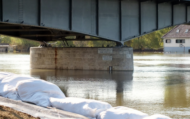 Apadnak a folyók Észak-Dunántúlon, Mosonmagyaróváron harmadfok alatt a Lajta szintje