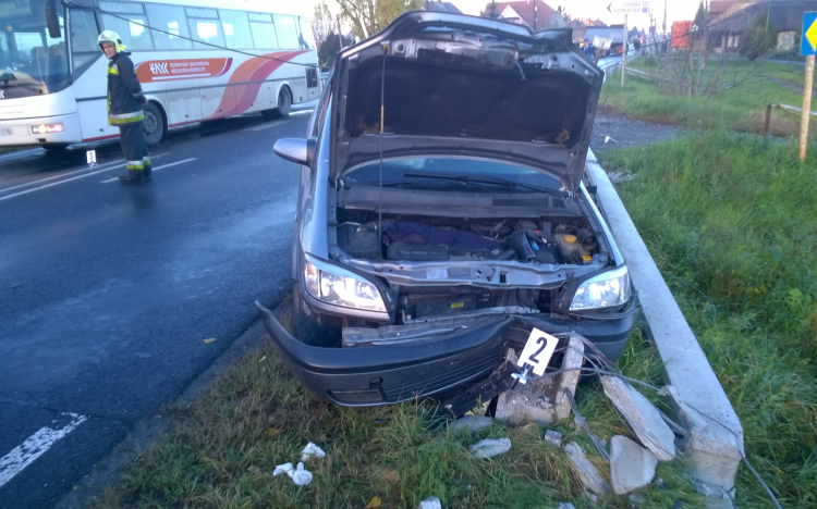 Tragédia Abdán: villanyoszlopnak hajtott; buszra szakadt az elektromos vezeték