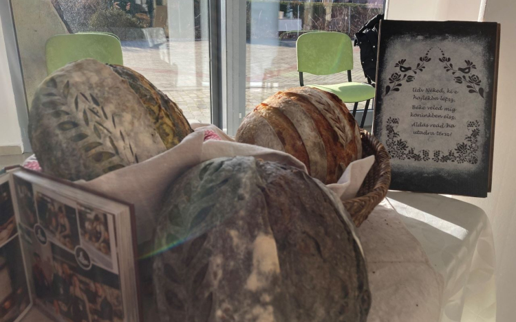 Türelemre, alázatra tanít a kovászos kenyér