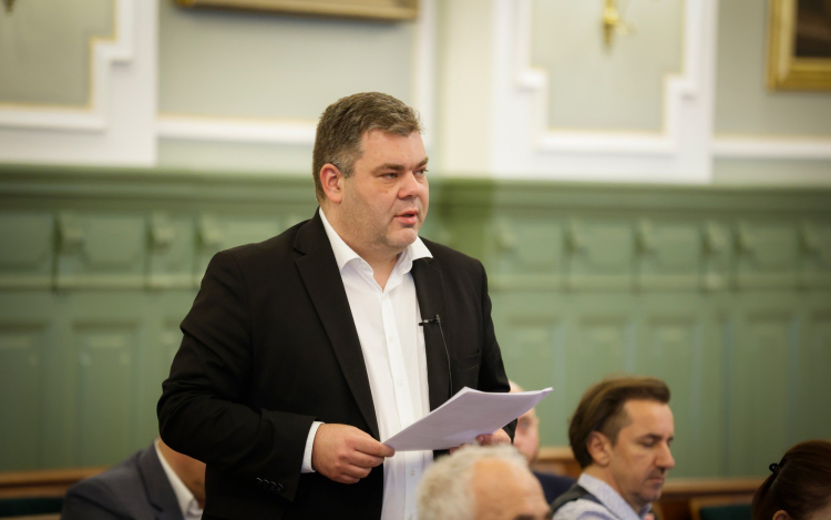 Két ügy Pintérékkel szemben