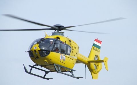 Berobbant egy hajóban a benzingőz, a súlyos sérültet a  győri kórházba szállították 