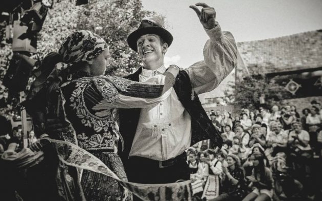 Világzenei csűrfesztivált rendeznek Erdélyben