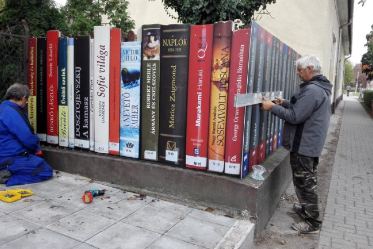 Könyvekből kerítés