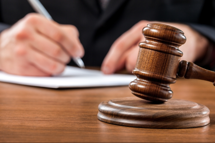 Tizennyolc év fegyházbüntetésre ítélték a nőt, aki megfojtotta férje szeretőjét