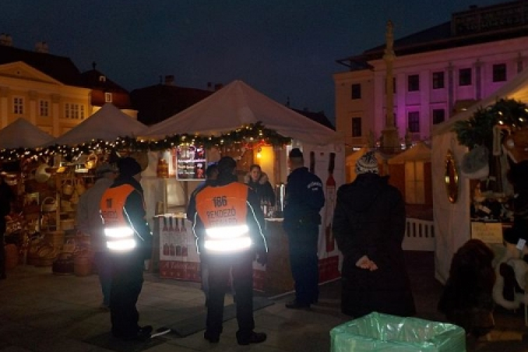 Vigyáznak ránk karácsonyi vásár közben