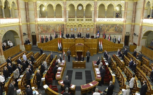 Az államfő által visszaküldött törvényekről szavaz a parlament