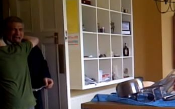 A Youtube új sztárja: Úgy örül fia jegyének, hogy elsírja magát