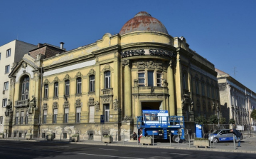 Leier kéz alatt a győri MTESZ- székház