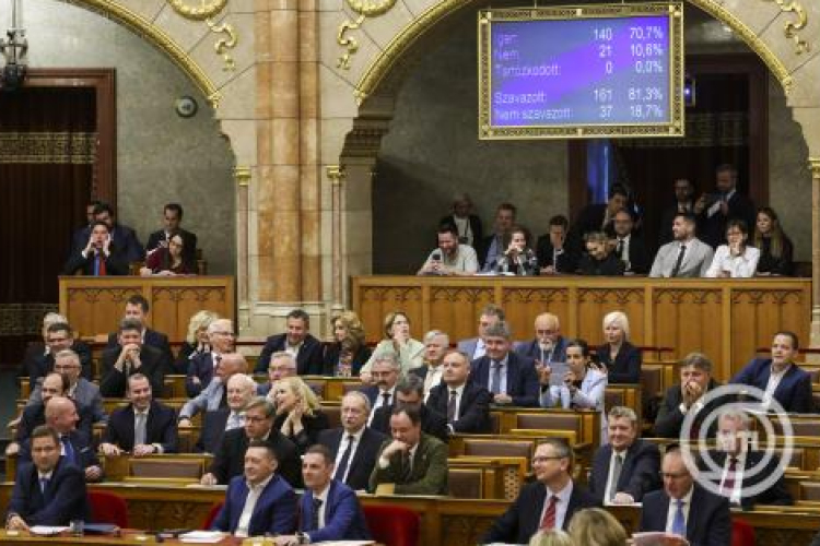 Családtámogatásokkal kapcsolatos törvényjavaslatokról dönthet a parlament