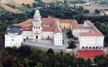 Bemutatkozik a pannonhalmi apátság levendulása