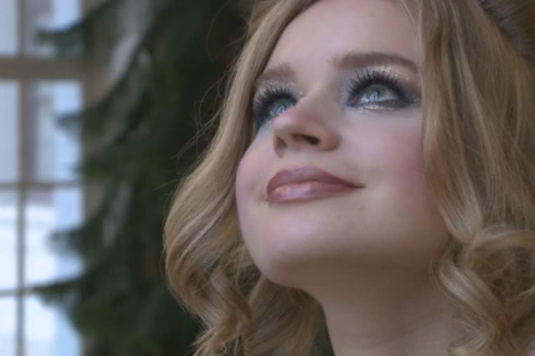 A 28 éves szűz magyar színésznő, színpadra viszi történetét