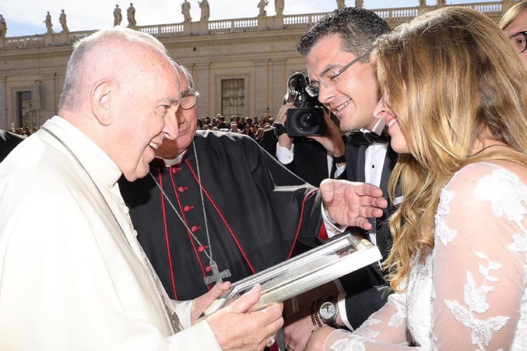 Lébény – Róma: Lébényi ajándékot kapott Ferenc pápa