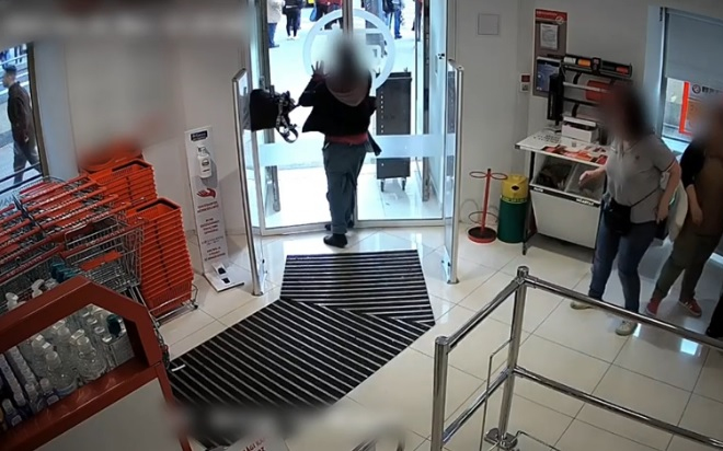 Futva menekült a tolvajnő, de az ajtó megállította - VIDEÓ
