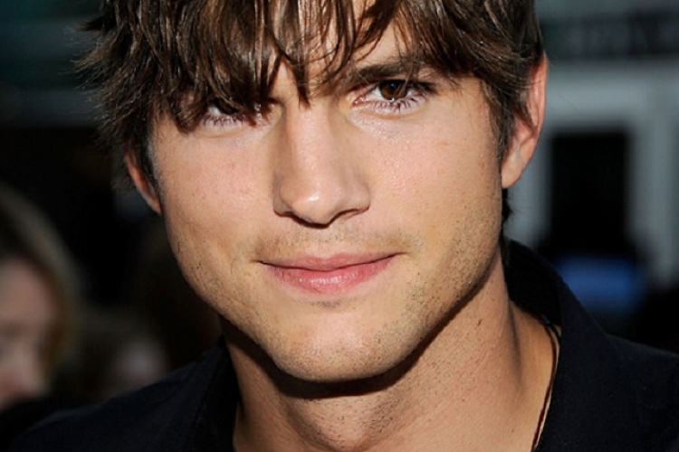 Ashton Kutcher férfiassága Demi Moore szerint egészen aprócska