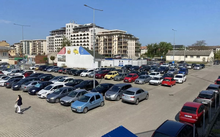 Lezárják a Tarcsay utcai parkolót