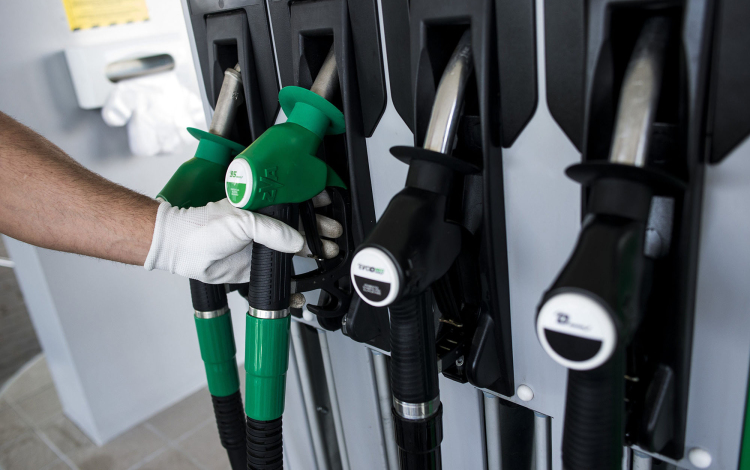 Szerdától olcsóbb lesz a benzin